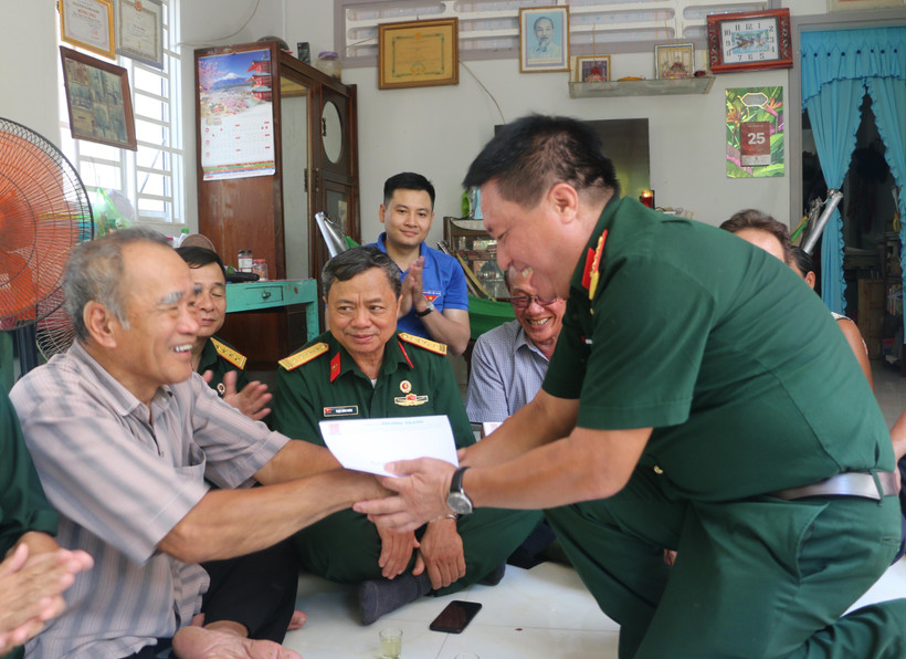 Chủ tịch Hội Cựu chiến binh Thông tấn xã Việt Nam Nguyễn Đỗ Cường (phải) thăm và tặng quà gia thương binh Trần Thanh Hoàng ở thị trấn Tịnh Biên, huyện Tịnh Biên, tỉnh An Giang. (Ảnh: Công Mạo/TTXVN)