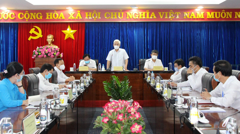 Bí thư Tỉnh ủy Bình Dương Nguyễn Văn Lợi chỉ đạo tại hội nghị triển khai phòng, chống dịch và duy trì sản xuất kinh doanh trên địa bàn tỉnh Bình Dương. (Ảnh: Dương Chí Tưởng/TTXVN)
