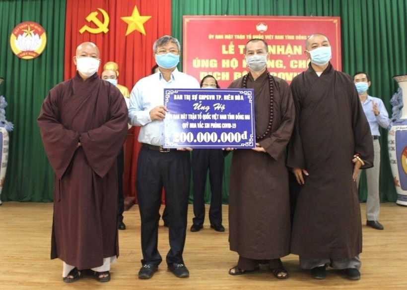Ban trị sự Giáo hội Phật giáo Việt Nam thành phố Biên Hòa ủng hộ Quỹ vaccine phòng, chống dịch COVID-19. (Ảnh: TTXVN phát)
