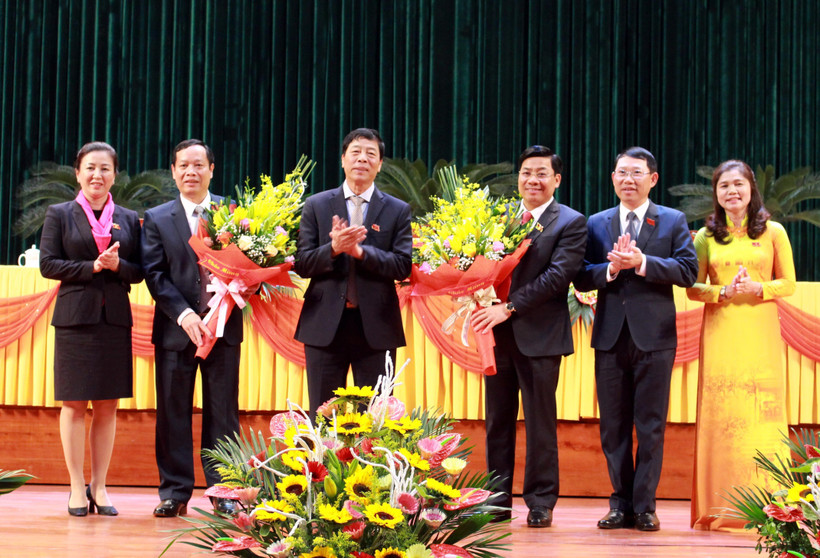 Nguyên Chủ tịch HĐND tỉnh Bắc Giang Bùi Văn Hải tặng hoa chúc mừng các đồng chí được bầu giữ chức Chủ tịch, Phó Chủ tịch HĐND tỉnh Bắc Giang, nhiệm kỳ 2016-2021. (Ảnh: Đồng Thúy/TTXVN)