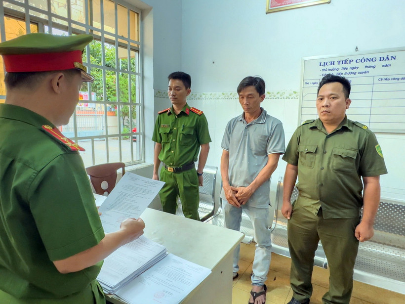 Cơ quan công an đọc lệnh khởi tố đối với Võ Ngọc Khánh. (Ảnh: TTXVN phát)