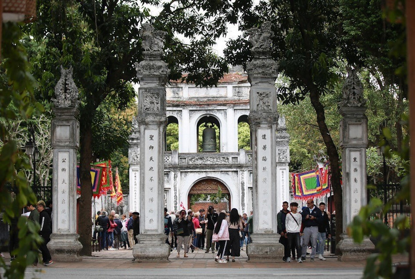 Văn Miếu Quốc Tử Giám là điểm tham quan thu hút rất đông du khách quốc tế. (Ảnh: Trọng Đạt/TTXVN)