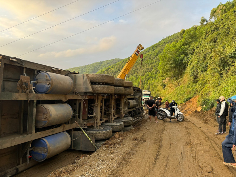 Xe đầu kéo lật trên đèo An Khê. (Ảnh: TTXVN phát)