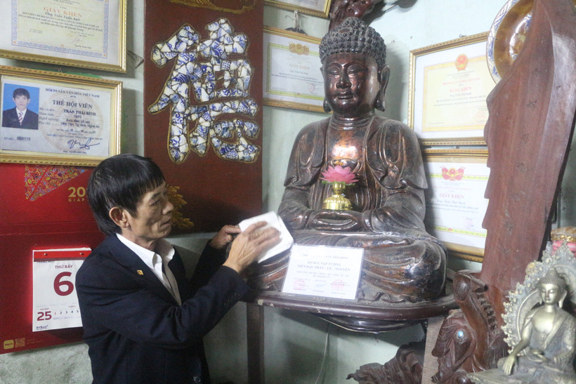 Bộ sưu tập tượng cổ với 120 pho tượng cổ, chất liệu vàng, ngọc, đồng, đá sa thạch, gỗ, gốm có niên đại từ 100 đến 1.000 năm của ông Trần Thái Bình được lưu giữ cẩn thận. (Ảnh: Bích Huệ/TTXVN)