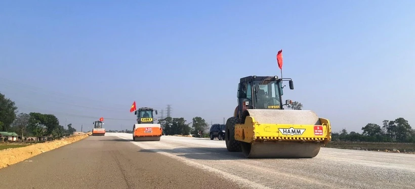 Nhà thầu thi công Dự án Cao tốc Bắc-Nam đang gấp đẩy tiến độ nhằm đạt sản lượng giải ngân. (Ảnh: Việt Hùng/Vietnam+)