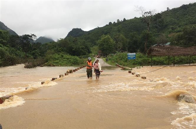 Di dời dân ra khỏi vùng nguy hiểm tại xã Hướng Lập, Hướng Hóa, Quảng Trị. (Ảnh: TTXVN phát)