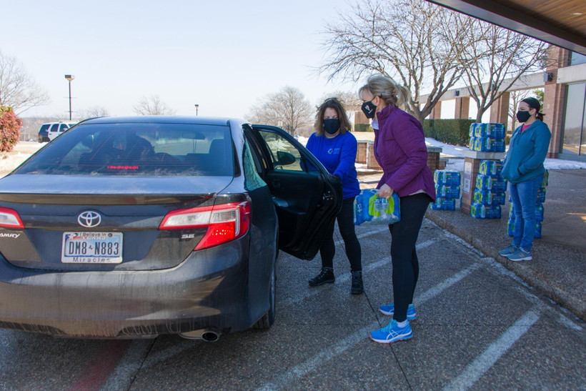 Tình nguyện viên phát nước sạch cho người dân tại Dallas, bang Texas, Mỹ ngày 20/2/2021. (Ảnh: THX/TTXVN)