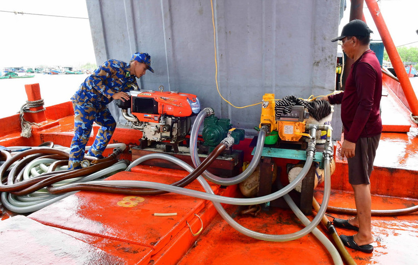 Lực lượng chức năng của Hải đoàn Biên phòng 18 kiểm tra tàu KG 91844 TS. (Ảnh: TTXVN phát)