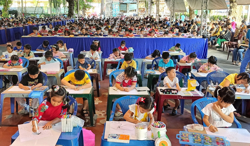 Thiếu nhi tham gia một cuộc thi vẽ tranh. (Nguồn: TTXVN)