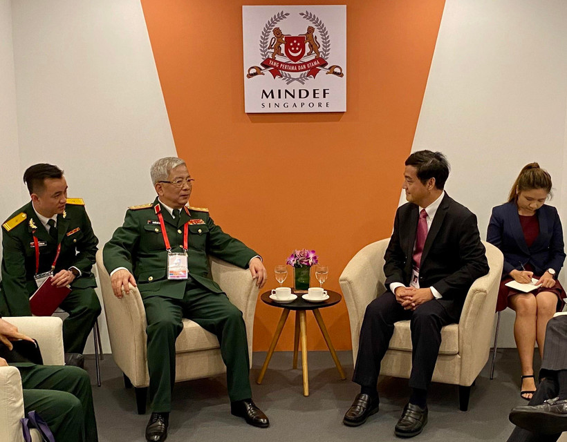 Thứ trưởng Nguyễn Chí Vịnh làm việc với Quốc vụ khanh Quốc phòng Singapore Heng Chee How ngày 11/2. (Ảnh: Bảo Trung/TTXVN)