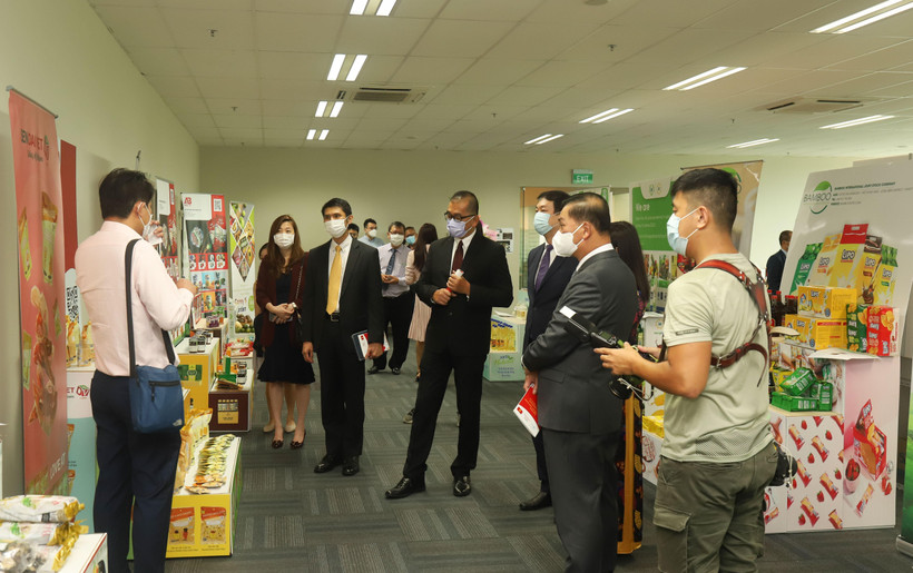 Giới thiệu các sản phẩm mới của Việt Nam tới các doanh nghiệp Singapore. (Ảnh: Lê Dương/TTXVN)