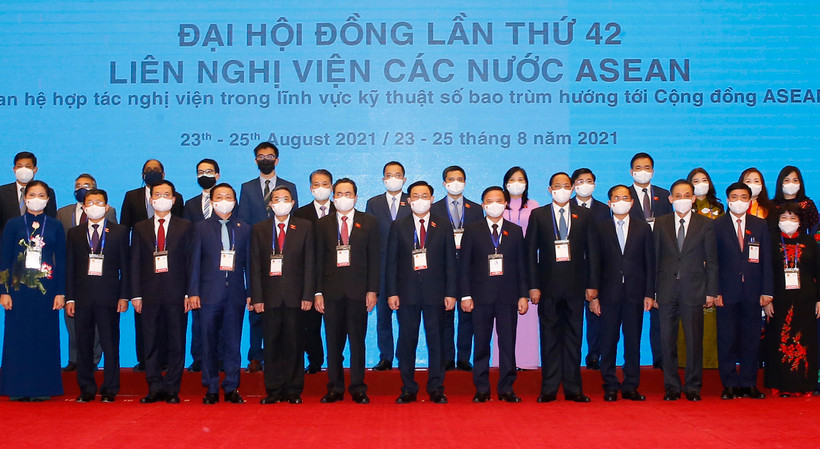 Chủ tịch Quốc hội Vương Đình Huệ và các đại biểu tham dự Đại hội đồng AIPA lần thứ 42 (AIPA-42). (Ảnh: Doãn Tấn/TTXVN)