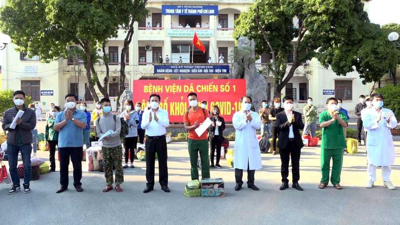 Trao giấy ra viện cho các bệnh nhân được điều trị COVID-19 tại Bệnh viện dã chiến số 1, Hải Dương, ngày 11/2. (Ảnh: TTXVN phát)