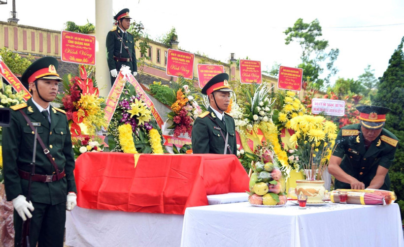 Lễ truy điệu và an táng hài cốt 17 liệt sỹ. (Ảnh: Trịnh Bang Nhiệm/TTXVN)