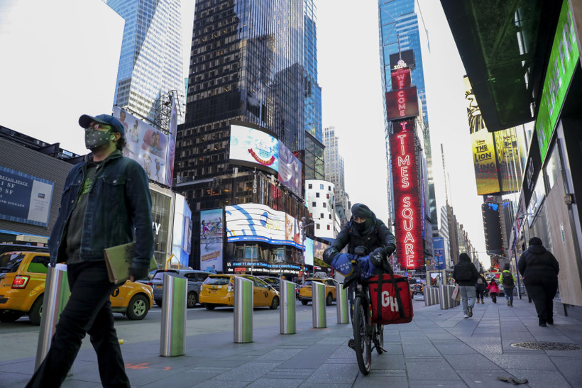 Người dân đeo khẩu trang phòng lây nhiễm COVID-19 tại New York, Mỹ. (Ảnh: THX/TTXVN)