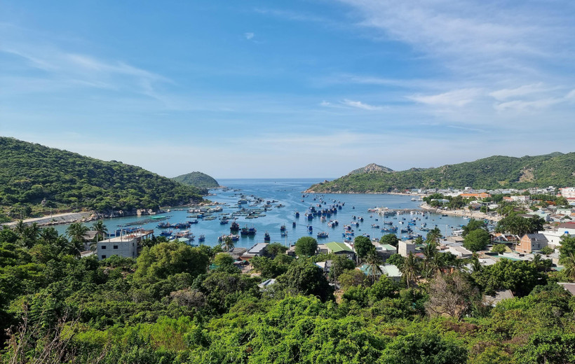 Vẻ đẹp thơ mộng của vịnh Vĩnh Hy nằm trong Khu dự trữ sinh quyển thế giới Núi Chúa. (Ảnh: Nguyễn Thành/TTXVN)