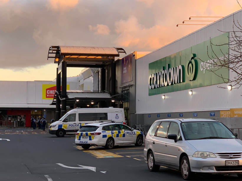 Cảnh sát điều tra bên ngoài siêu thị New Lynn ở Auckland, New Zealand, sau vụ tấn công bằng dao, ngày 3/9/2021. (Ảnh: THX/TTXVN)