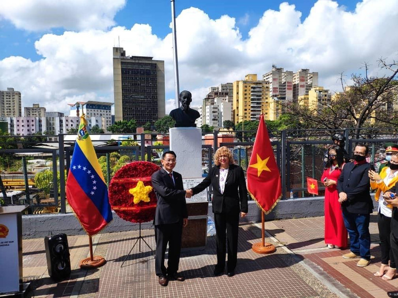 Đại sứ Việt Nam tại Venezuela Lê Viết Duyên và Thứ trưởng Ngoại giao Venezuela phụ trách Châu Á, Trung Đông và Châu Đại Dương Capaya Rodriguez tại lễ đặt vòng hoa tưởng niệm Chủ tịch Hồ Chí Minh. (Ảnh: TTXVN phát)