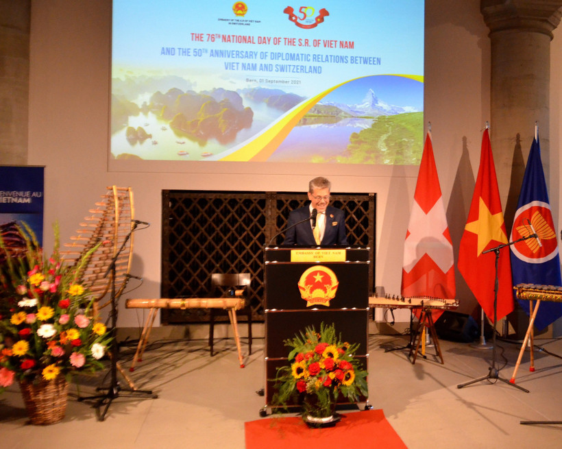 Đại sứ Raphael Nageli, Tổng Vụ trưởng Vụ châu Á-Thái Bình Dương, Bộ Ngoại giao Liên bang Thụy Sĩ phát biểu chào mừng Quốc khánh Việt Nam. (Ảnh: Tố Uyên/TTXVN tại Thụy Sĩ)