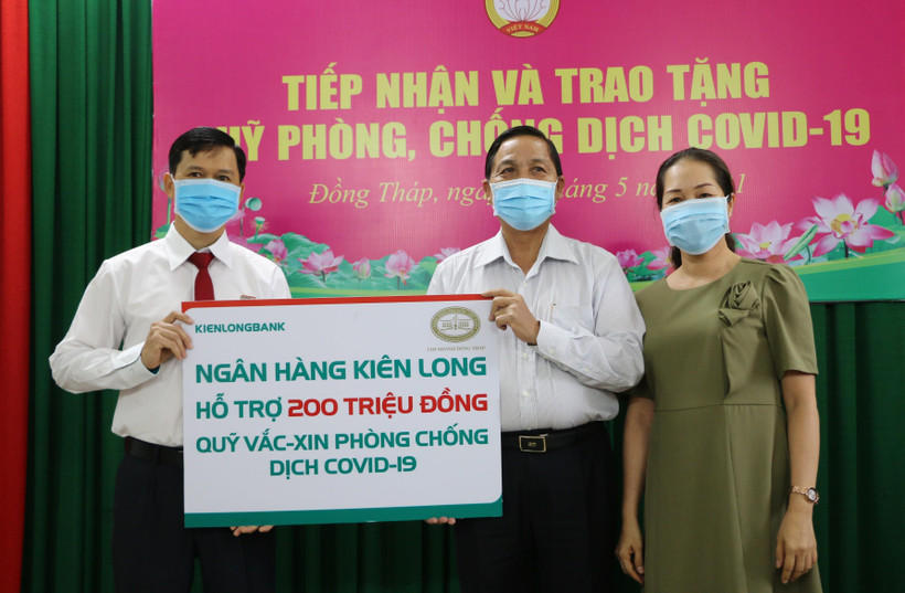 Tiếp nhận ủng hộ Quỹ vaccine phòng, chống dịch COVID-19 từ các tổ chức, cá nhân. (Ảnh: Chương Đài/TTXVN)