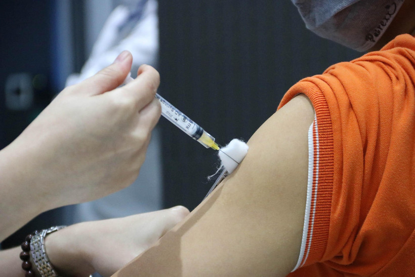 Tiêm vaccine phòng COVID-19 cho người lao động tại TP Hồ Chí Minh. (Ảnh: Thanh Vũ/TTXVN)
