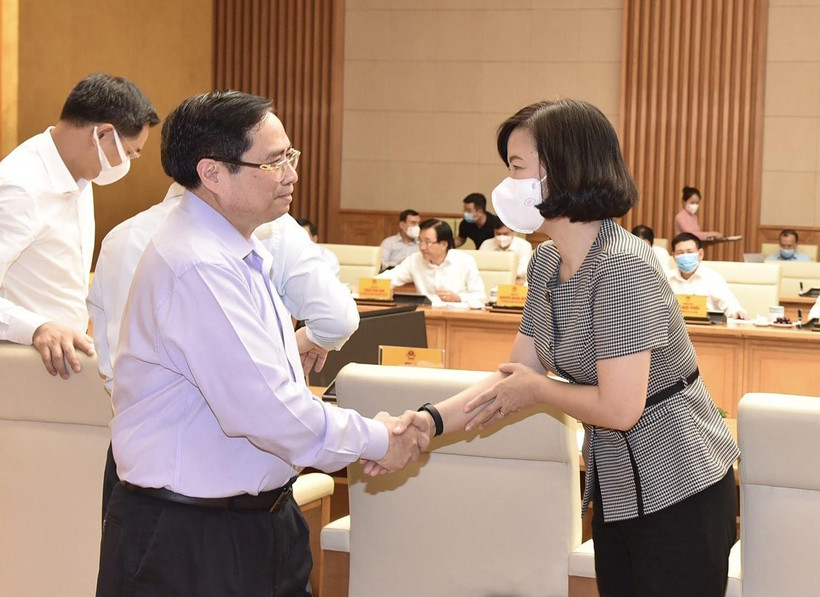 Thủ tướng Phạm Minh Chính và bà Vũ Việt Trang, Phó Tổng Giám đốc TTXVN. (Ảnh: Dương Giang/TTXVN)
