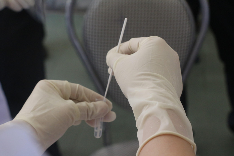 Lấy mẫu xét nghiệm COVID-19 tại Nghệ An. (Ảnh: Bích Huệ/TTXVN)