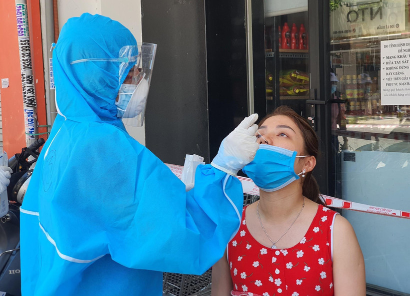 Nhân viên y tế lấy mẫu xét nghiệm của người dân quanh khu vực có ca mắc COVID-19 tại đường Lê Duẩn, Đà Nẵng. (Ảnh: Văn Dũng/TTXVN)