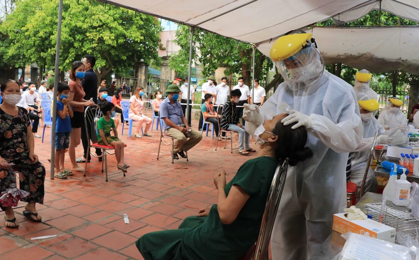 Lấy mẫu xét nghiệm SARS-CoV-2 cho người dân thành phố Bắc Ninh. (Ảnh: Thanh Thương/TTXVN)