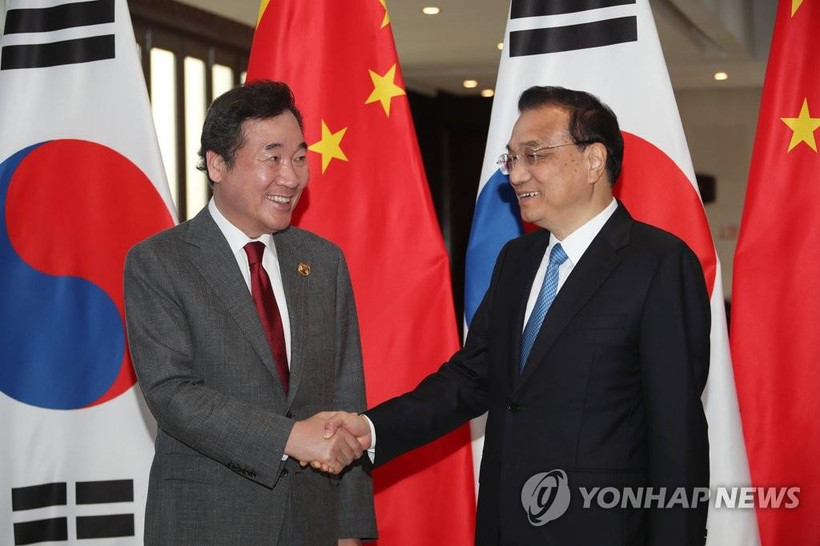 Thủ tướng Trung Quốc Lý Khắc Cường và người đồng cấp Hàn Quốc Lee Nak-yon. (Nguồn: Yonhap) 