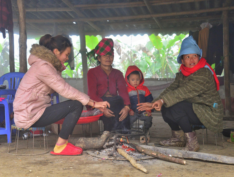 Người dân sinh sống trên khu vực đỉnh đèo Pha Đin,Điện Biên đốt lửa sưởi ấm ngay từ sáng sớm. (Ảnh: Xuân Tiến-TTXVN)
