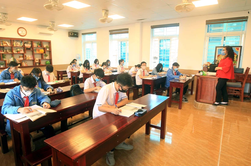 Học sinh ngồi học giãn cách đảm bảo an toàn phòng dịch COVID-19. (Ảnh: An Đăng/TTXVN)