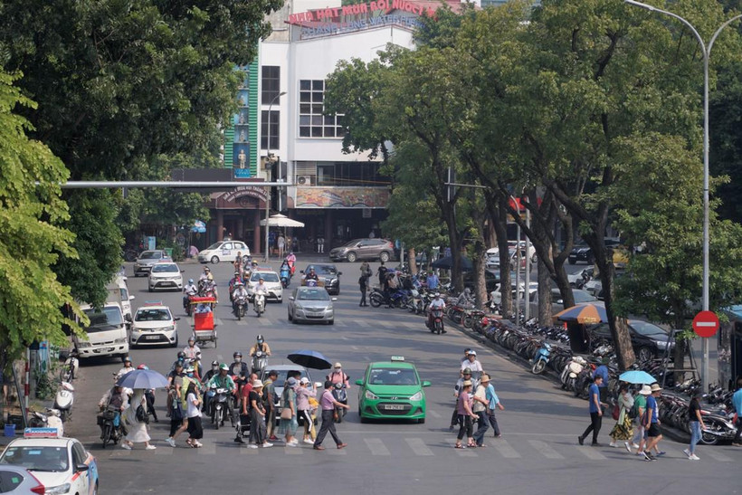 Hà Nội đang lên kế hoạch thí điểm cấm các phương tiện lưu thông quanh hồ Hoàn Kiếm trong một tháng. (Ảnh: Minh Hiếu/Vietnam+)