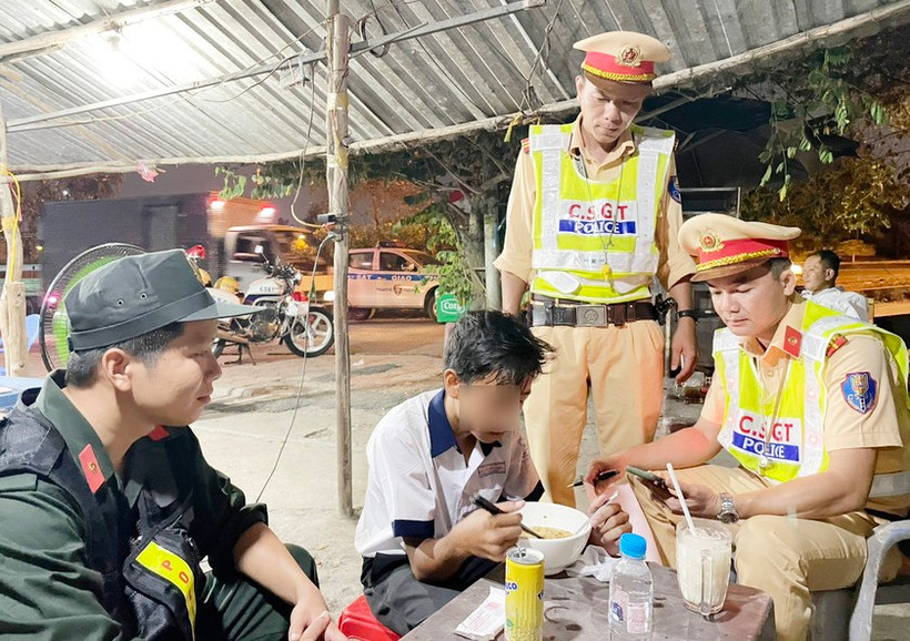 Lực lượng Cảnh sát Giao thông hỗ trợ cháu N. ăn uống trước khi đưa cháu về nhà với gia đình. (Nguồn: VOV)