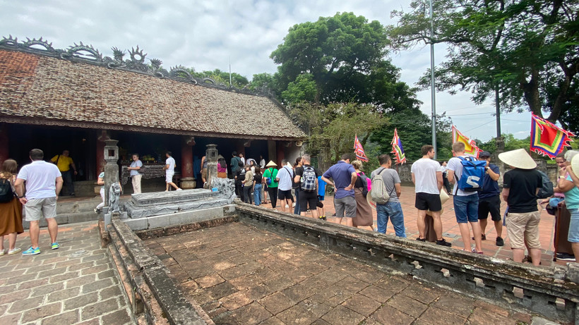 Du khách tham quan Đền thờ vua Đinh Tiên Hoàng tại Gia Viễn, Ninh Bình. (Ảnh: Bích Hằng/Vietnam+)