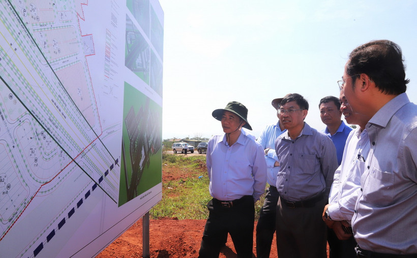 Ông Nguyễn Thái Học, Quyền Bí thư Tỉnh ủy Lâm Đồng kiểm tra thực tế tại Dự án quy hoạch Khu tái định cư phường Lộc Phát , thành phố Bảo Lộc. (Ảnh: Báo Lâm Đồng)