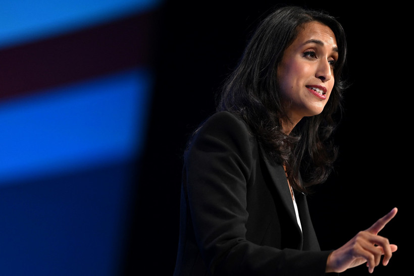 Bộ trưởng Bộ An ninh Năng lượng và Phát thải ròng bằng 0 của Anh Claire Coutinho phát biểu tại Manchester, ngày 2/10/2023. (Ảnh: AFP/TTXVN)