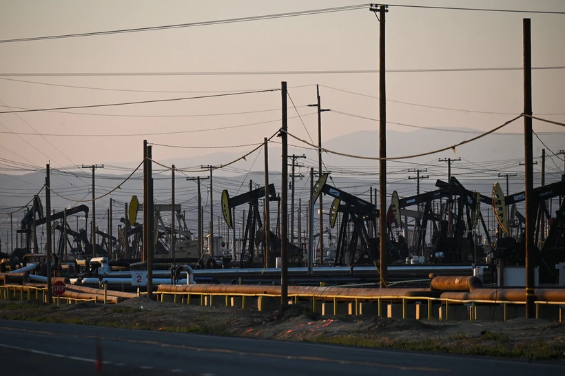 Các máy bơm tại giếng dầu South Belridge ở bang California, Mỹ. (Ảnh: AFP/TTXVN)