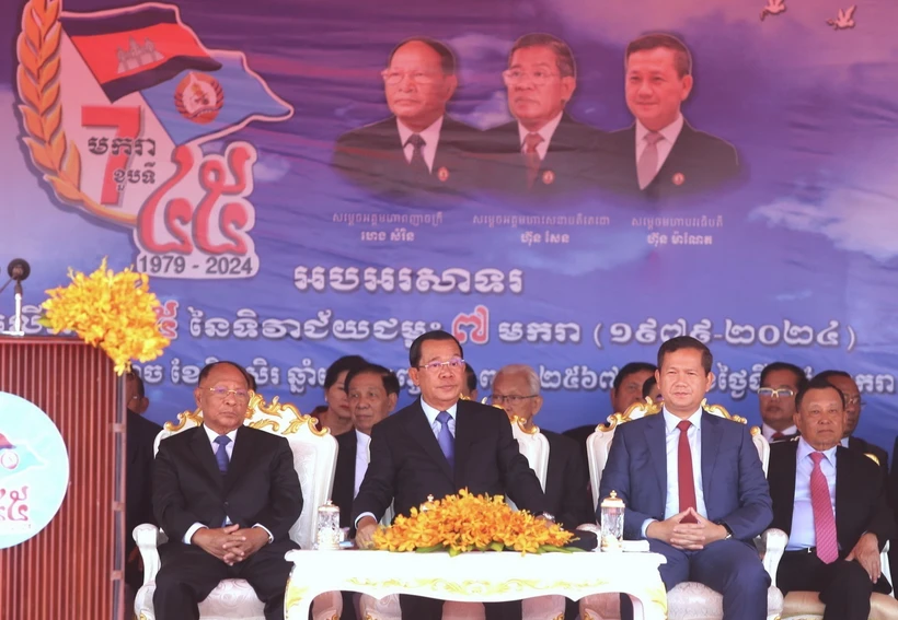 Chủ tịch Đảng Nhân dân Campuchia Samdech Techo Hun Sen (giữa) chủ trì lễ míttinh kỷ niệm 45 năm Ngày Chiến thắng 7/1 tại Thủ đô Phnom Penh. (Ảnh: Hoàng Minh/TTXVN)