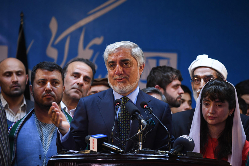 Ứng viên Tổng thống Afghanistan Abdullah Abdullah (giữa). (Ảnh: AFP/TTXVN)