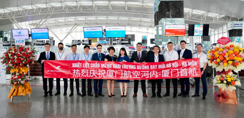 Lãnh đạo Cảng hàng không quốc tế Nội Bài cùng đơn vị phục vụ mặt đất chào đón đường bay hãng hàng không Xiamen Airlines đến Việt Nam. (Ảnh: CTV/Vietnam+)