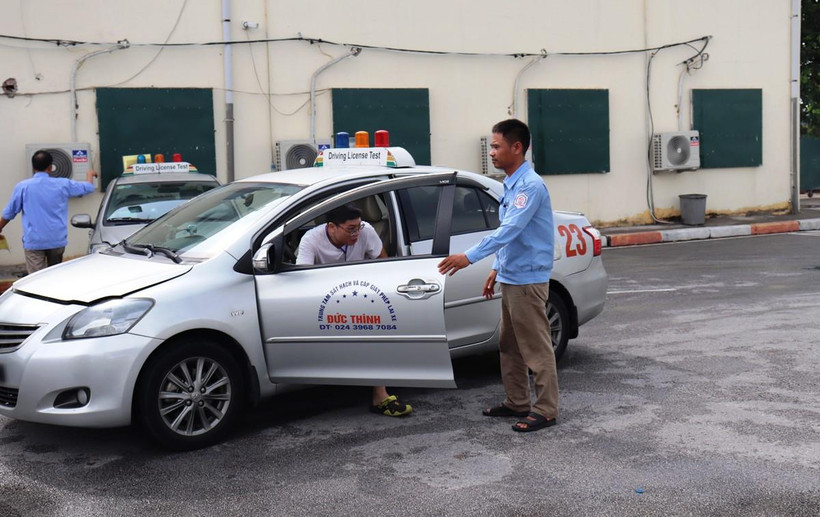 Học viên học lái xe trong sa hình tại một cơ sở đào tạo lái xe của Hà Nội. (Ảnh: Việt Hùng/Vietnam+)