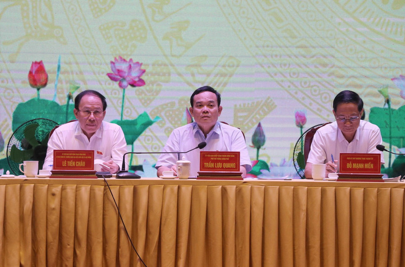 Phó Thủ tướng Trần Lưu Quang và các Đại biểu Quốc hội Hải Phòng tiếp xúc cử tri huyện An Dương, thành phố Hải Phòng. (Ảnh: Hoàng Ngọc/TTXVN)