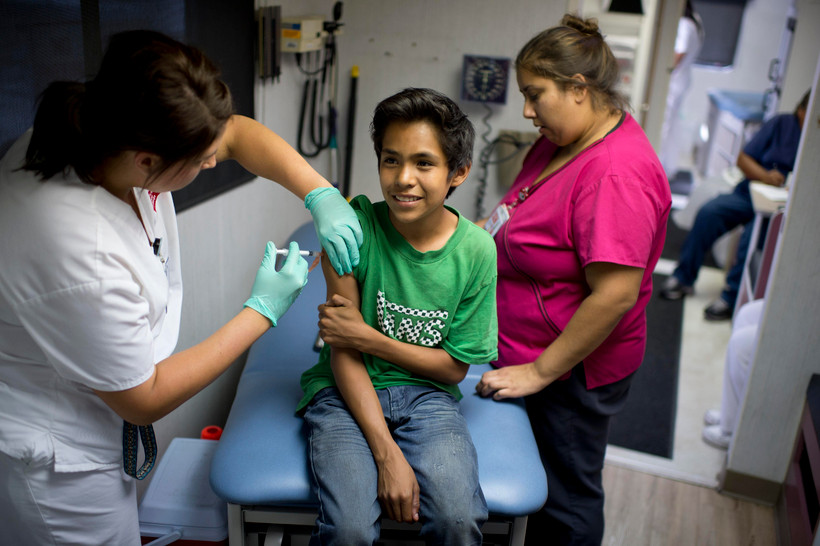 Tiêm vắcxin phòng bệnh sởi, quai bị, rubella cho người dân ở California, Mỹ. (Ảnh: AFP/TTXVN)