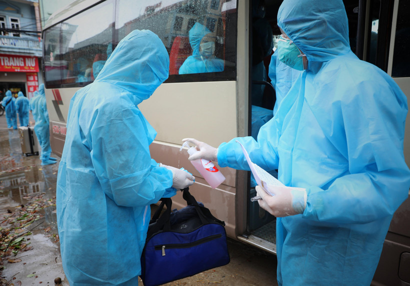 Tỉnh Bắc Kạn đón gần 300 công nhân trở về từ tổ dân phố My Diềm 1, thị trấn Nếnh, huyện Việt Yên( Bắc Giang), sáng ngày 13/6. (Ảnh: Danh Lam/TTXVN)