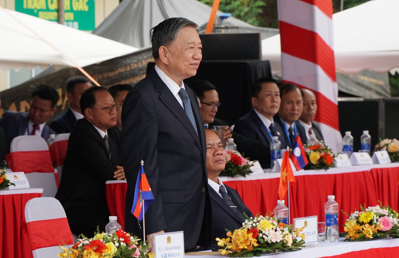 Đại tướng Tô Lâm, Bộ trưởng Bộ Công an Việt Nam (đứng giữa) nghe báo cáo kết quả diễn tập. (Ảnh: Quốc Dũng/TTXVN)