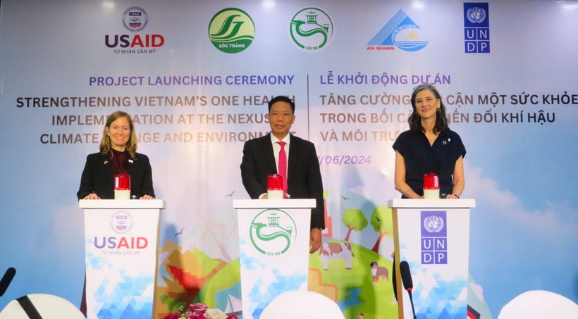 Nghi thức bấm nút khởi động Dự án. (Ảnh: Ánh Tuyết/TTXVN)