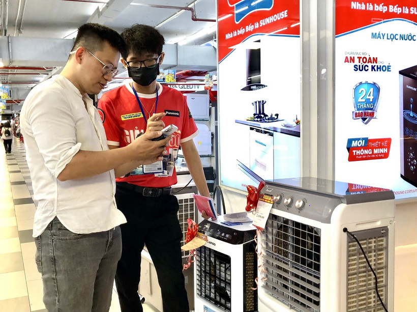 Nhân viên bán hàng giới thiệu sản phẩm quạt lạnh đến người tiêu dùng Thành phố Hồ Chí Minh. (Ảnh: Mỹ Phương/TTXVN)