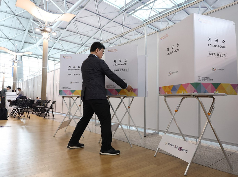 Công tác chuẩn bị cho đợt bỏ phiếu sớm trong cuộc bầu cử Quốc hội khóa 22 tại điểm bầu cử ở sân bay Incheon, Hàn Quốc ngày 4/4/2024. (Ảnh: Yonhap/TTXVN)