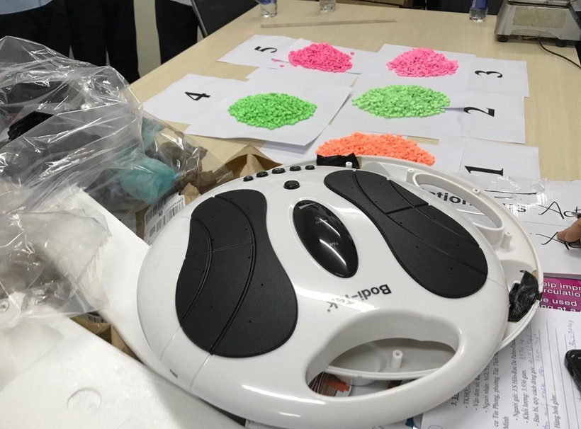 Số ma túy tổng hợp được ngụy trang tinh vi trong các kiện hàng gửi qua đường bưu điện. (Ảnh: TTXVN)